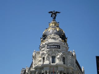 Admire the Edificio Metrópolis
